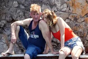 Tras ser fotografiados en el aeropuerto de Los Ángeles, Sean Penn y Leila George DOnofrio fueron captados durante unas vacaciones en la Costa Amalfitana 