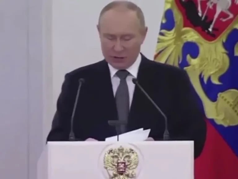 Un nuovo videoclip di Vladimir Putin ha acceso voci inquietanti sulla sua salute
