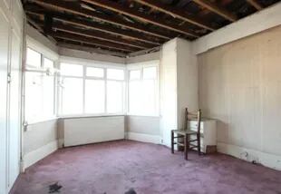 La habitación principal no tiene techo y necesita la recolocación de la alfombra