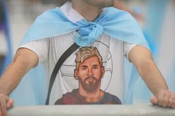 Remera de Messi durante la espera para el partido en el estadio Monumental