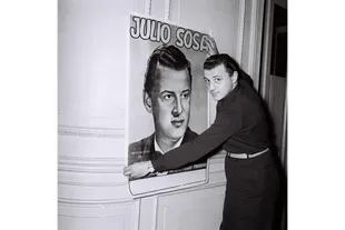 Julio Sosa con un afiche de si mismo en la puerta de los estudios Columbia