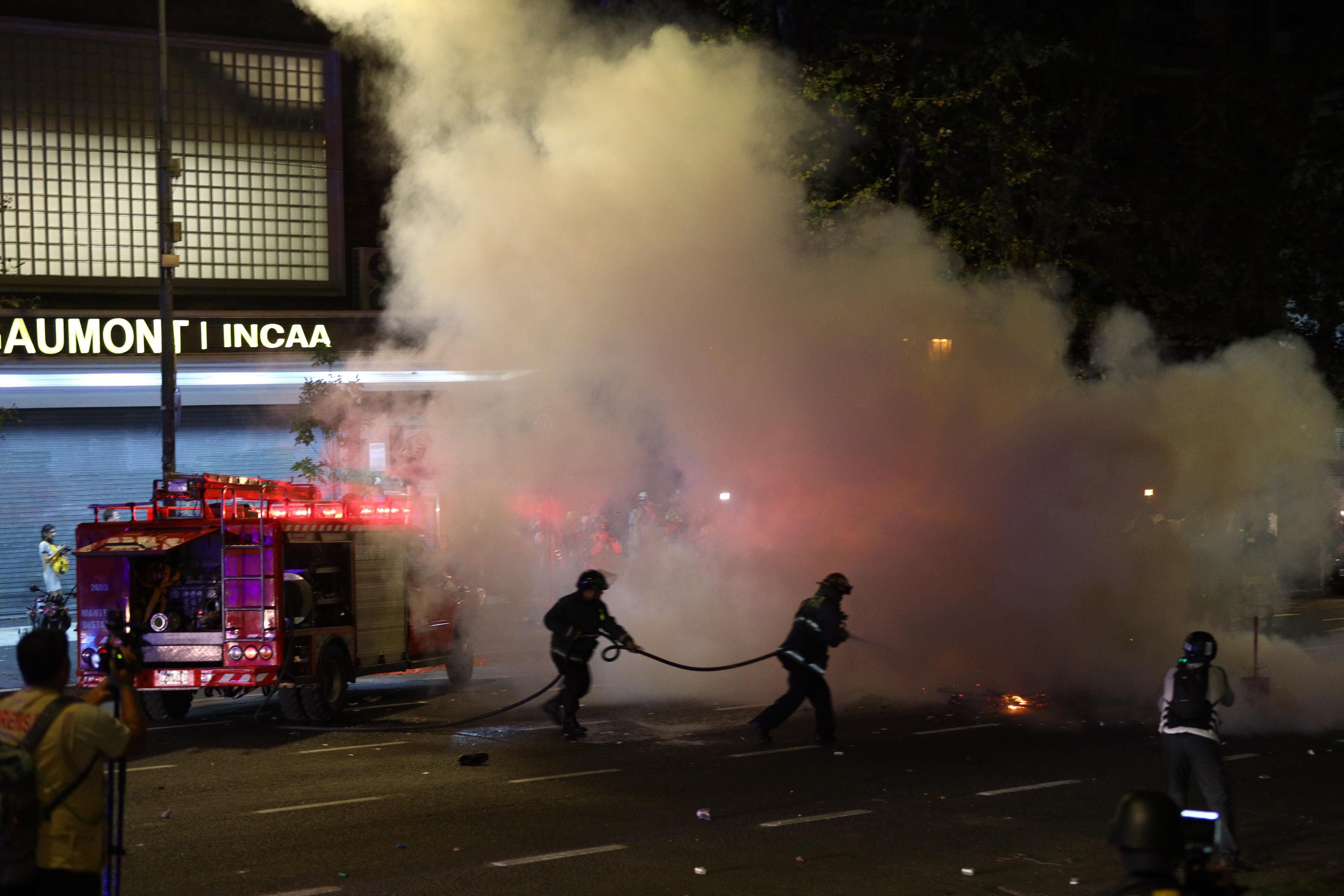 Incidentes en la Plaza del Congreso, los manifestantes quemaron un colchón y la policía respondió con gases y balas de goma