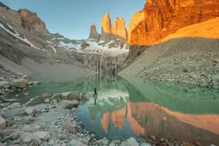 Lever de soleil à Base Torres, Parc National Torres del Paine Photo : Timothy Dhalleine