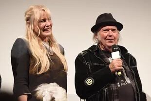 Daryl Hannah y Neil Young en la presentación de Paradox