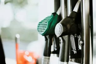 El precio promedio de la gasolina en Estados Unidos rompió el techo de los 5 dólares