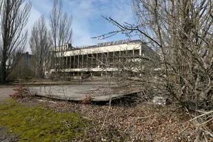Celebración de los cincuenta años de la ciudad de Pripyat, turistas y viejos habitantes se reúnen en lo que resta de la ciudad abandonada luego del desastre nuclear de Chernobyl en el año 1986