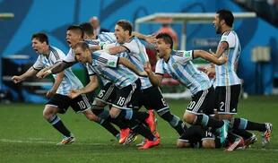 Argentina festeja el triunfo contra Holanda por penales en la Copa Mundial de la FIFA 2014 de Brasil