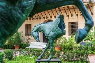 Esculturas en los jardines del Palacio Noel, sede del Museo Isaac Fernández Blanco