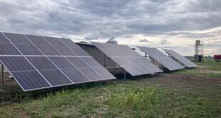 Según contaron, el establecimiento La Colorada fue pensado como un tambo energéticamente neutro, siendo el primero de Argentina en producir 100% su propia energía desconectado de la red eléctrica, a través de un sistema off grid de generación fotovoltaica que se compone por paneles y baterías solares