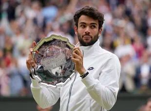 El italiano Matteo Berrettini sostiene su trofeo como subcampeón de Wimbledon 2021 después de perder en la final ante el serbio Novak Djokovic