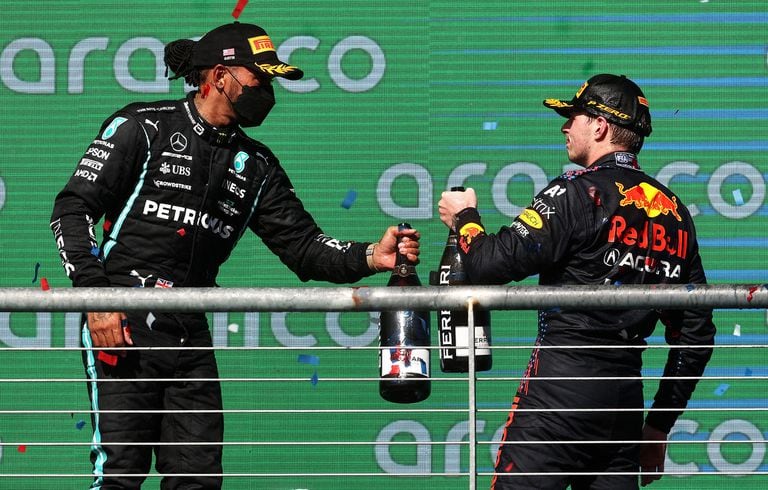Lewis Hamilton (segundo) y Max Verstappen (vencedor) en el podio de Austin; en México sostienen otro capítulo de su mano a mano por el campeonato de Fórmula 1.
