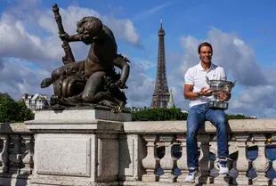 Rafael Nadal y la Copa de los Mosqueteros, una fotografía que se repite desde 2005: este lunes, el español posó en el puente Alexandre III, en París.