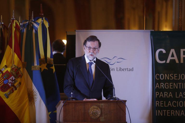 El presidente de España dio una conferencia de prensa en el hotel Alvear; Mauricio Macri lo escuchó en primera fila