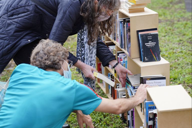 Este domingo, los lectores eligieron libros en la "biblioteca abierta" del Filba, en el jardín del Museo Sívori