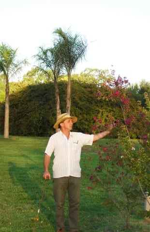 Carlos Thays en uno de los jardines que diseñó.