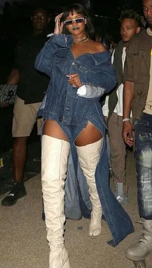 Rihanna, en total look denim y bucaneras de cuero