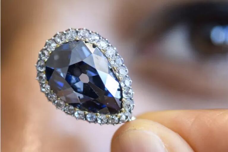 El diamante Farnese Blue fue un regalo de bodas para Elizabeth Farnese, hija del duque de Parma, cuando se casó con Felipe V de España en 1715