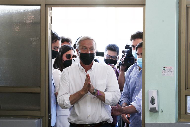 José Antonio Kast, del Partido Republicano, llega a votar durante la segunda vuelta de las elecciones presidenciales en Santiago, Chile, el domingo 19 de diciembre de 2021. 