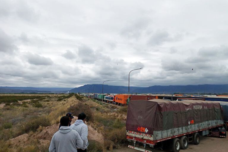 Se estima que casi 3000 camiones están varados en la frontera, en Mendoza