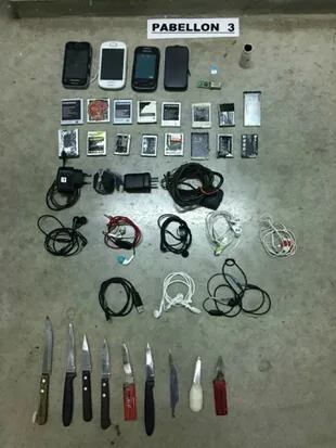 Facas y celulares secuestrados en una cárcel