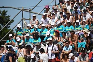 Las 40 fanáticas de un cantante kazajo que hacen darse vuelta a todos en la Copa Davis