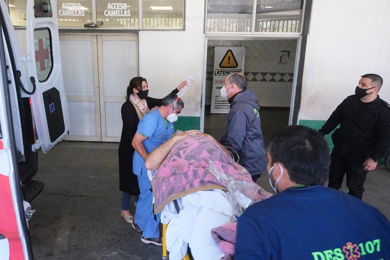 La llegada del diputado Miguel Arias al hospital escuela General San Martín, de mayor complejidad de la provincia.