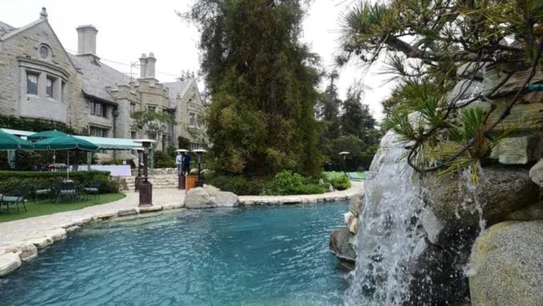 Hoy, la célebre piscina donde se celebraron tantos eventos en la Mansión Playboy está vacía y en obra