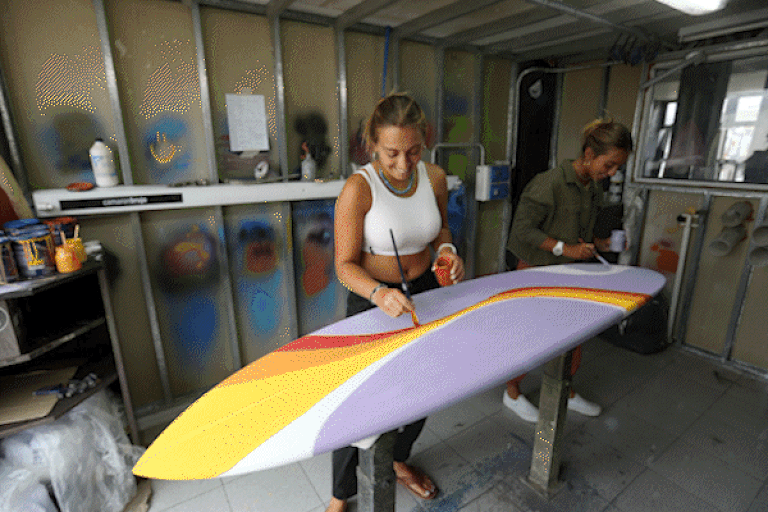 Los secretos de los artesanos detrás de las tablas de surf
