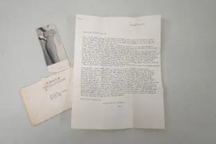 Una carta que Joan Didion envió a su familia en abril de 1957, cuando trabajaba en Vogue. Incluía un recorte de su nuevo vestido, al que calificó como "un éxito rotundo".