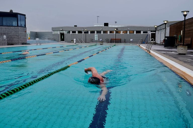 Un nadador se anima a entrenar en la piscina pública de Seltjarnarnes