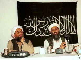 FILE - En esta foto de archivo de 1998 facilitada el viernes 19 de marzo de 2004, Ayman al-Zawahiri, a la izquierda, escucha durante una conferencia de prensa con Osama bin Laden en Khost, Afganistán.