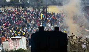 Choques entre manifestantes y policías antimotines en Quito