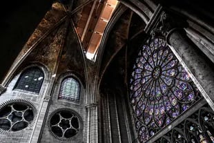 La roseta se ve durante el trabajo preliminar en la Catedral de Notre-Dame