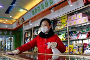 Un empleado del Almacén General de Productos Alimenticios de Kyonghung desinfecta los mostradores de la sala de exposiciones en Pyongyang, Corea del Norte, el miércoles 10 de noviembre de 2021.