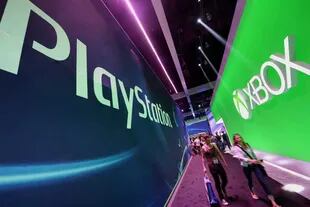 Los stands de Sony y Microsoft, enfrentados en la feria E3 con sus consolas PlayStation 4 y Xbox One