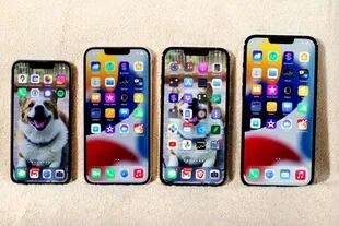 De izquierda a derecha, el iPhone 13 Mini, el iPhone 13, el iPhone 13 Pro y el iPhone 13 Pro Max
