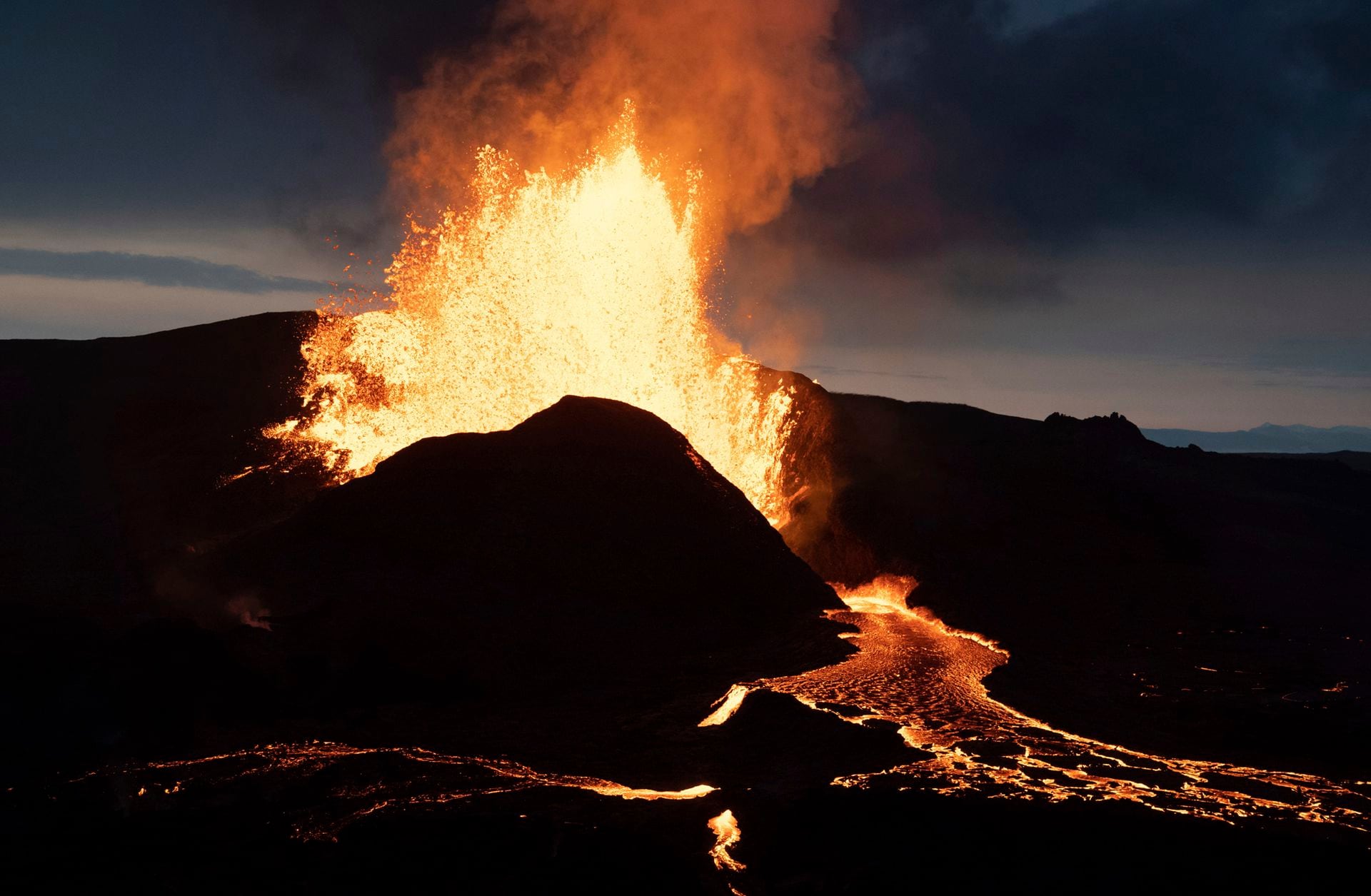 La montaña Fagradalsfjall es una tuya (un tipo del volcán) que estalló durante la última glaciación bajo el escudo de hielo