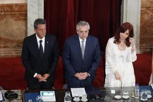 Cristina Kirchner se acomoda el pelo durante el minuto de silencio por los muertos del coronavirus y las víctimas de la invasión en Ucrania, este martes en el Congreso Nacional