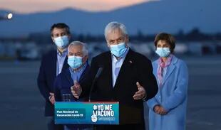 El presidente de Chile, Sebastián Piñera durante una rueda de prensa en el aeropuerto de Santiago de Chile luego de recibir un cargamento de vacunas del laboratorio Sinovac, este domingo 23 de mayo de 2021