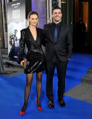 Marco Antonio Caponi and his wife, Antonópulos, pose on the blue carpet installed at the door of the Colón Theater 