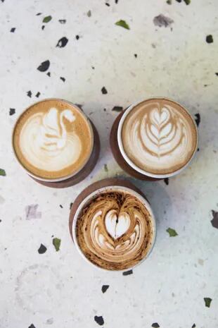 Cappuccino con espresso, mucha espuma y cacao, y flat white: dos de las variedades más vendidas.