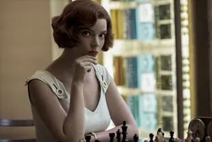 La actriz angloargentina Anya-Taylor Joy protagoniza esta miniserie de Scott Frank centrada en una autodestructiva maestra de ajedrez que fue furor en Netflix al mes de su estreno