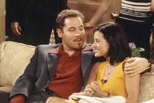 El actor Jon Favreau en el papel de Pete junto a Monica en la tercera temporada de Friends