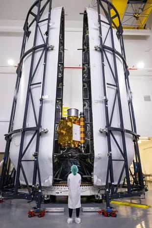 La nave espacial DART en el momento de ser encapsulada para su lanzamiento en la Base de la Fuerza Espacial Vandenberg, en California