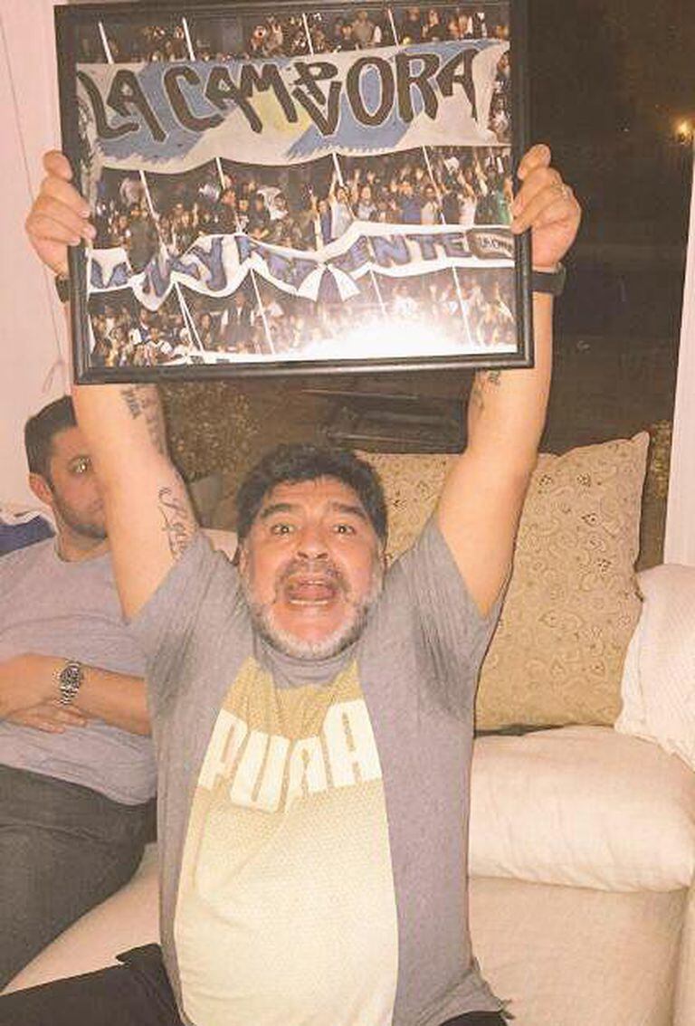 Diego Maradona, con un cuadro de La Cámpora