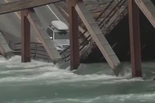 Dos conductores tuvieron que ser auxiliados tras derrumbarse un puente de madera
