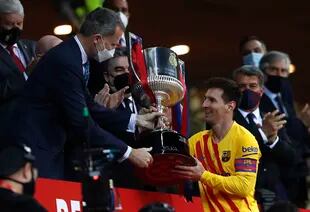 El rey Felipe le entrega la copa a Messi