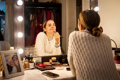 Conocedora de su oficio, Julieta Nair Calvo se maquilla sola