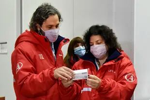 El jefe de Gabinete, Santiago Cafiero, y la ministra de Salud, Carla Vizzotti, en una planta de distribución, tras la llegada de vacunas AztraZeneca