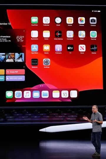 Greg Joswiak presenta una portátil de Apple